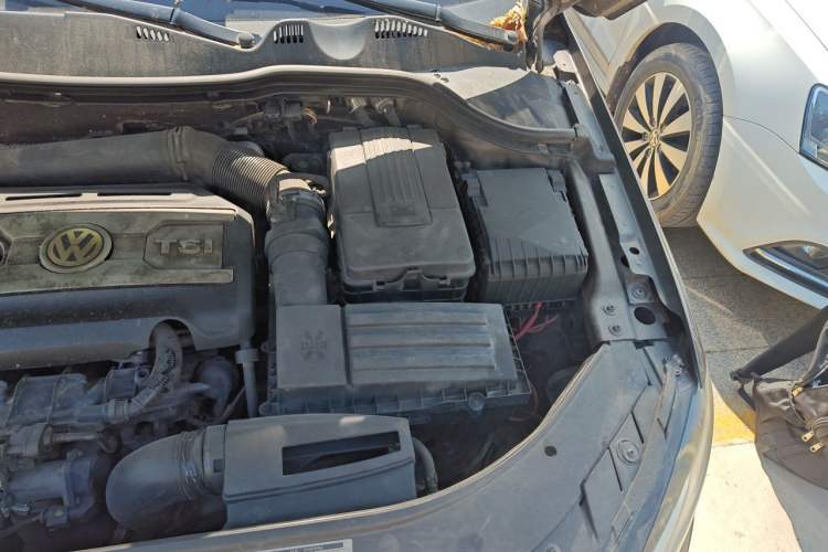 Used Volkswagen Magotan 2012 Travel Edition 2.0 TSI Comfort Version Engine Bay Left