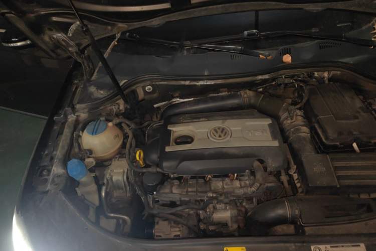 Used Volkswagen Magotan 2012 Travel Edition 2.0 TSI Comfort Version Engine Bay Right