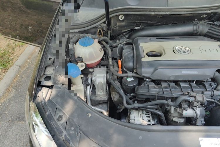 Used Volkswagen Magotan 2012 1.8TSI Luxury Model Engine Bay Right