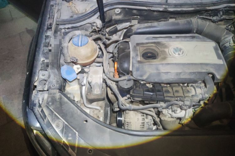 Used Volkswagen Magotan 2012 1.8TSI Luxury Model Engine Bay Right