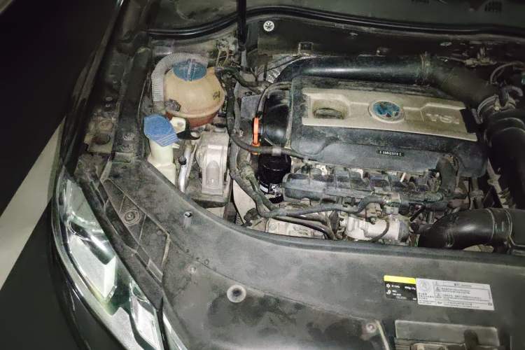 Used Volkswagen Magotan 2012 Revised Version 2.0 TSI Supreme Edition Engine Bay Right