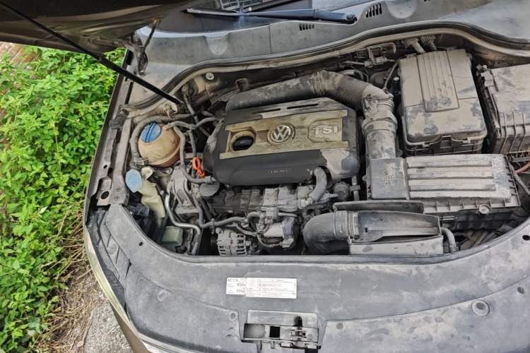 Used Volkswagen Magotan 2012 1.8TSI Luxury Model Engine Bay Right