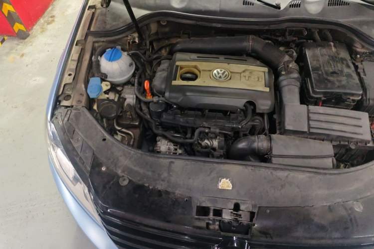 Used Volkswagen Magotan 2012 1.8TSI Prestige Model Engine Bay Right