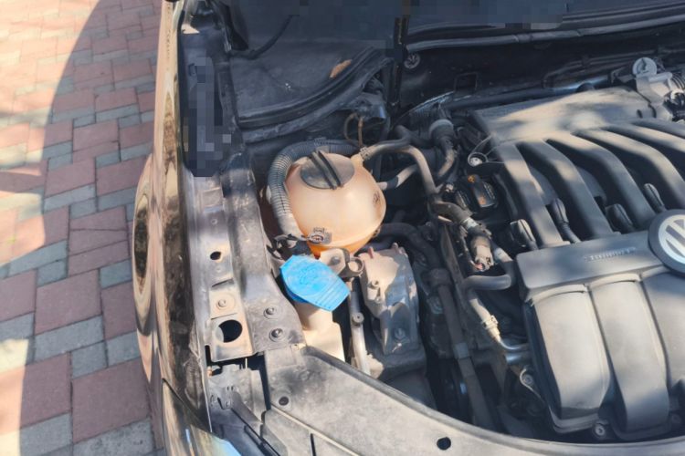 Used Volkswagen Magotan 2012 3.0 FSI Flagship Edition Engine Bay Right