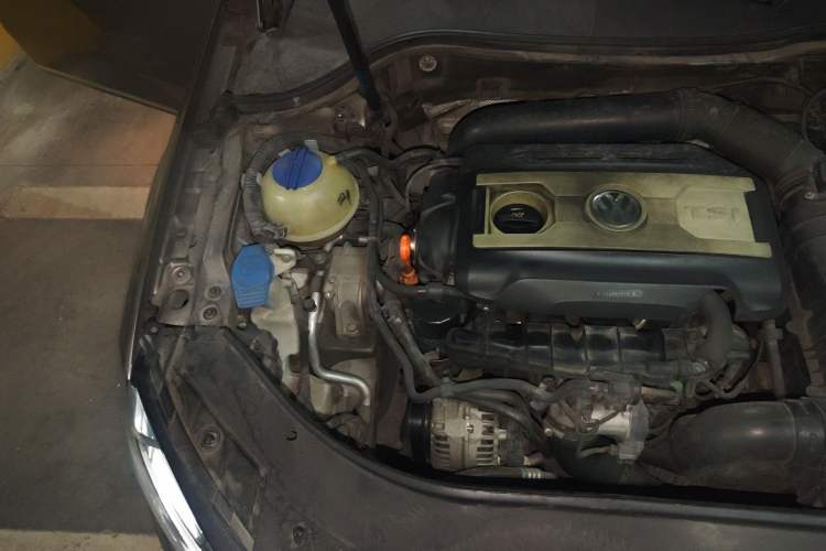Used Volkswagen Magotan 2012 1.8TSI Prestige Model Engine Bay Right