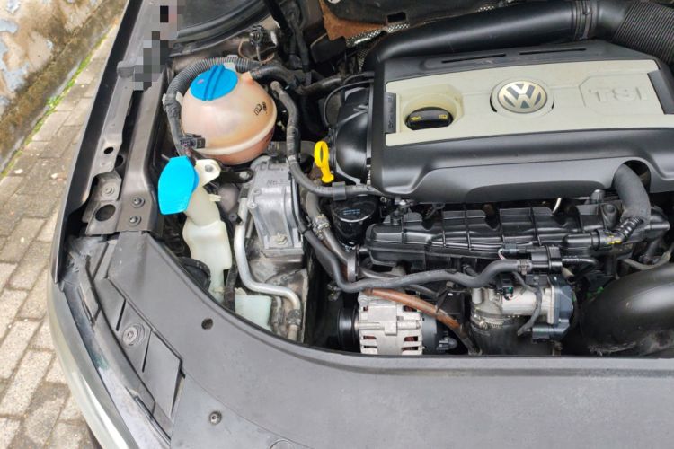 Used Volkswagen Magotan 2012 Travel Edition 2.0 TSI Comfort Version Engine Bay Right