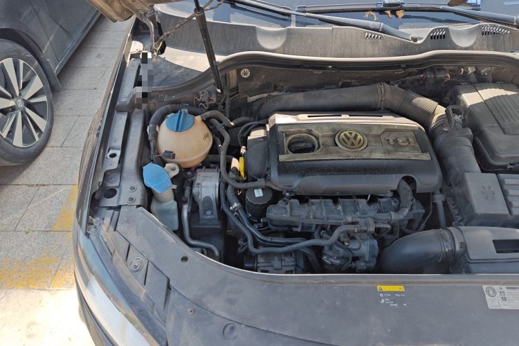 Used Volkswagen Magotan 2012 Travel Edition 2.0 TSI Comfort Version Engine Bay Right