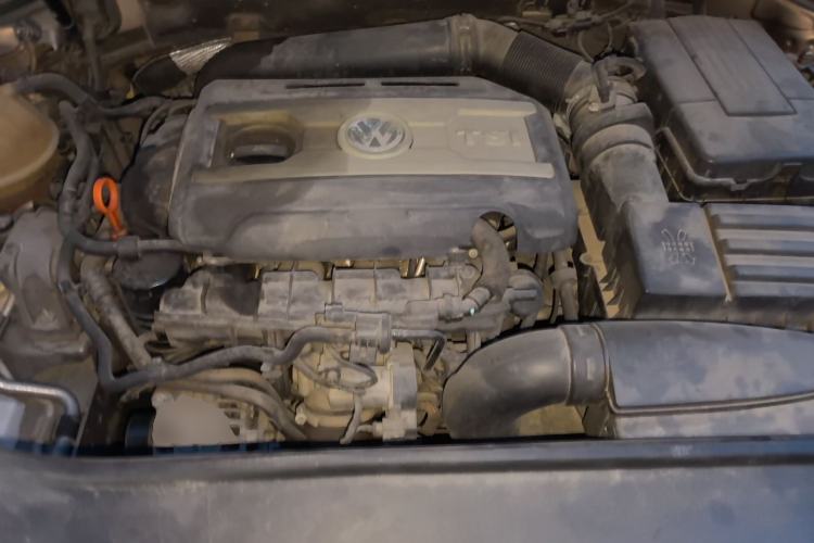 Used Volkswagen Magotan 2012 Revised 1.8TSI Luxury Version Engine Bay