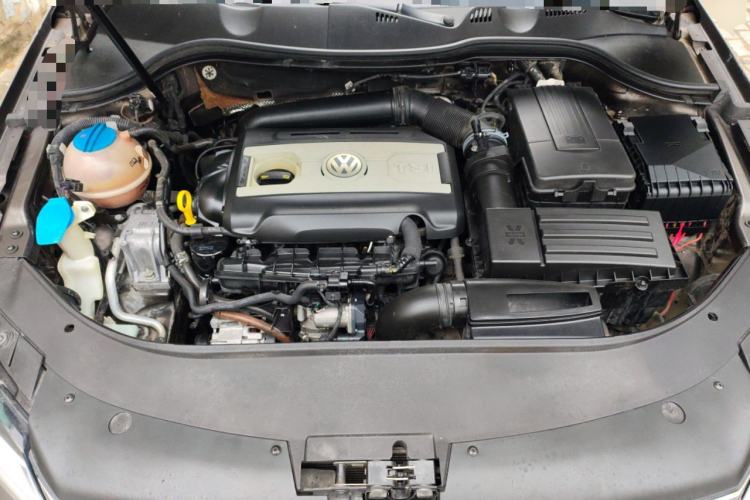 Used Volkswagen Magotan 2012 Travel Edition 2.0 TSI Comfort Version Engine Bay