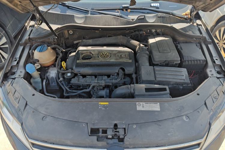 Used Volkswagen Magotan 2012 Travel Edition 2.0 TSI Comfort Version Engine Bay