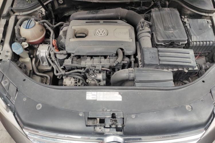 Used Volkswagen Magotan 2012 Revised 1.8TSI Luxury Version Engine Bay