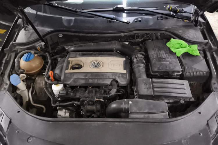Used Volkswagen Magotan 2012 Revised Version 2.0 TSI Supreme Edition Engine Bay