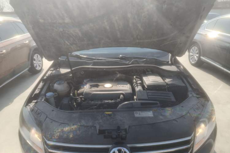 Used Volkswagen Magotan 2012 Travel Edition 2.0 TSI Comfort Version Engine Bay
