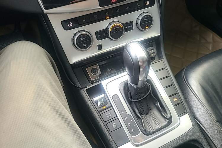 Used Volkswagen Magotan 2012 Revised Version 2.0 TSI Luxury Edition Gear Lever