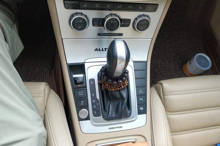 Used Volkswagen Magotan 2012 Travel Edition 2.0 TSI Four-Wheel Drive Luxury Version Gear Lever
