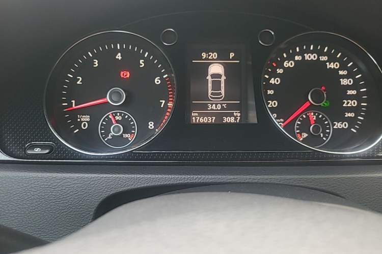 Used Volkswagen Magotan 2012 Revised Version 2.0 TSI Luxury Edition Instrument Cluster