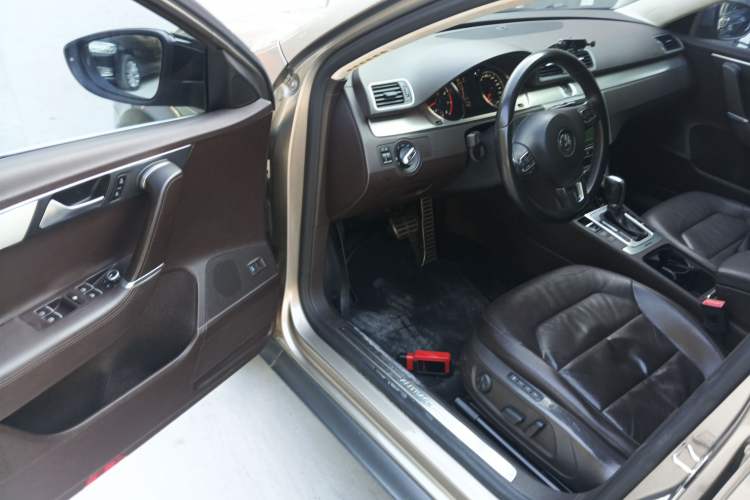 Used Volkswagen Magotan 2012 Travel Edition 2.0 TSI 4x4 Comfort Version Interior 3