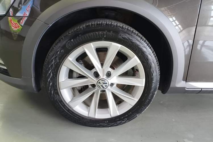 Used Volkswagen Magotan 2012 Travel Edition 2.0 TSI 4x4 Comfort Version Left Front Wheel Hub