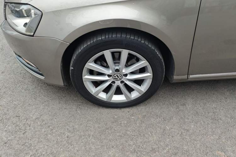 Used Volkswagen Magotan 2012 Travel Edition 2.0 TSI Comfort Version Left Front Wheel Hub