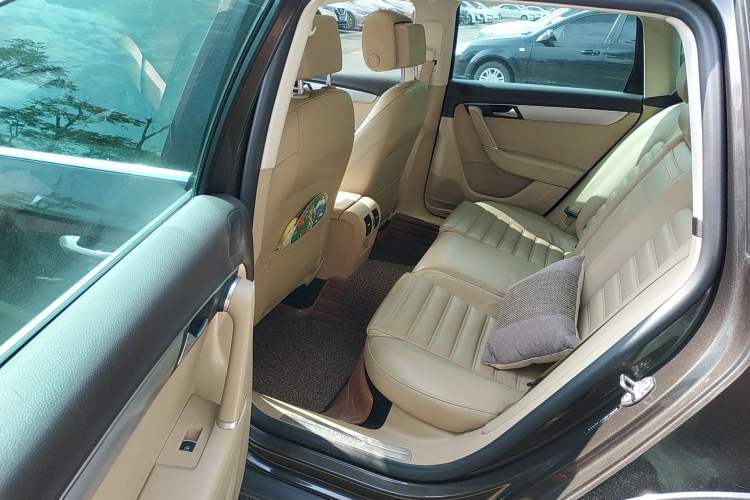Used Volkswagen Magotan 2012 Travel Edition 2.0 TSI Four-Wheel Drive Luxury Version Left Rear Seat