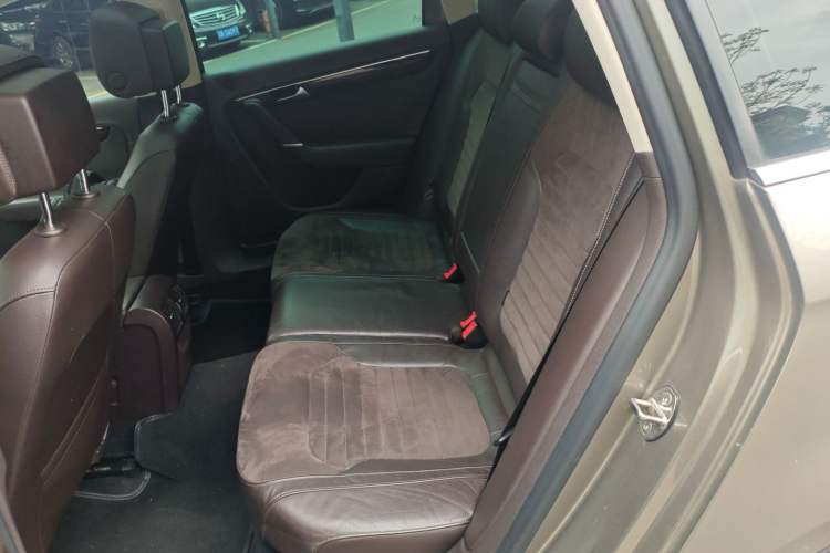 Used Volkswagen Magotan 2012 Travel Edition 2.0 TSI Comfort Version Left Rear Seat