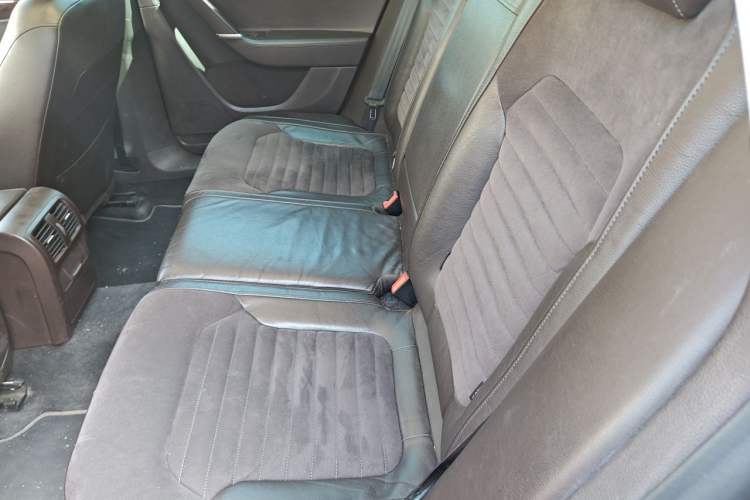 Used Volkswagen Magotan 2012 Travel Edition 2.0 TSI Comfort Version Left Rear Seat