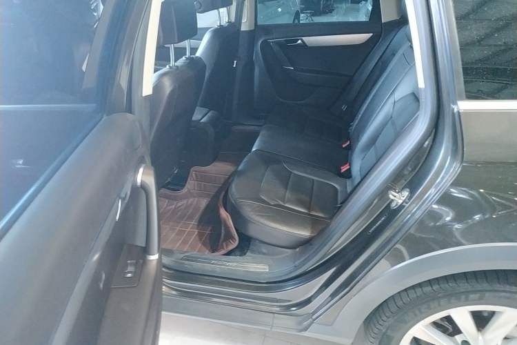 Used Volkswagen Magotan 2012 Travel Edition 2.0 TSI 4x4 Comfort Version Left Rear Seat