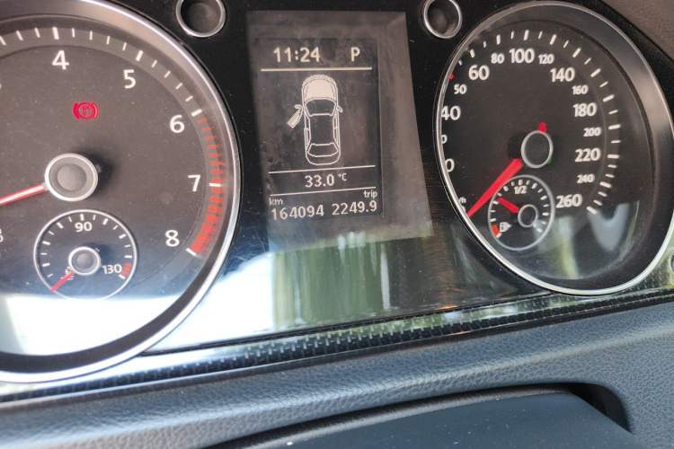 Used Volkswagen Magotan 2012 1.8TSI Luxury Model Odometer Close Up