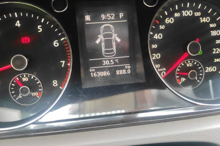 Used Volkswagen Magotan 2012 Facelift 1.8TSI Prestige Model Odometer Close Up