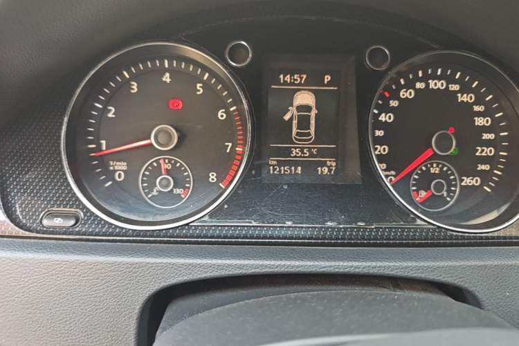 Used Volkswagen Magotan 2012 1.8TSI Luxury Model Odometer Close Up