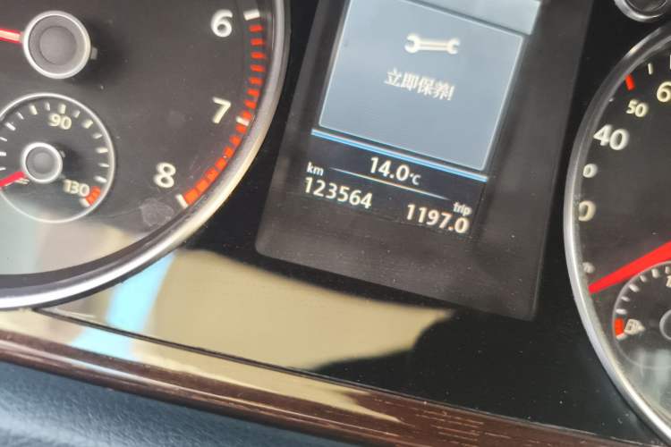 Used Volkswagen Magotan 2012 3.0 FSI Flagship Edition Odometer Close Up