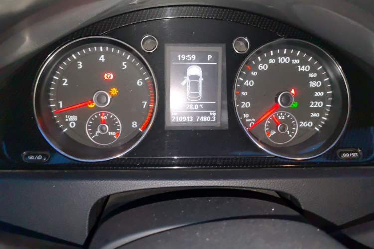 Used Volkswagen Magotan 2012 Revised 1.8TSI Luxury Version Odometer Close Up