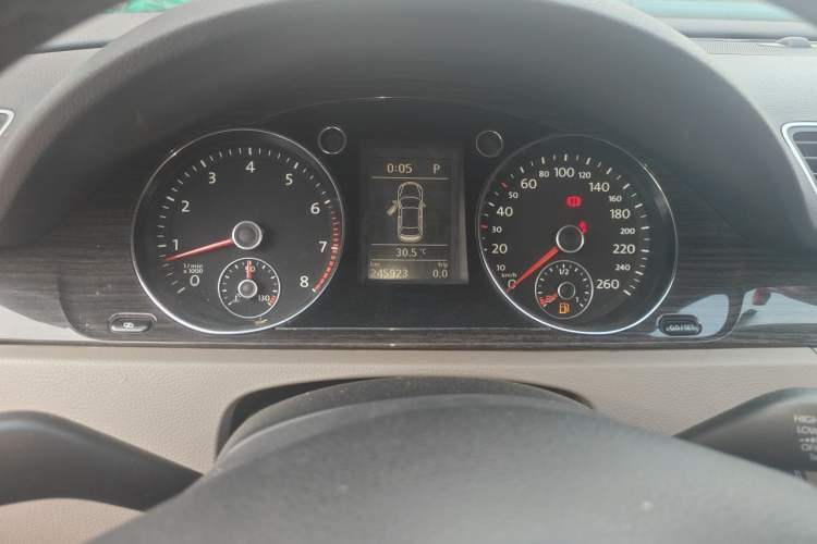 Used Volkswagen Magotan 2012 2.0 TSI Prestige Edition Odometer Close Up
