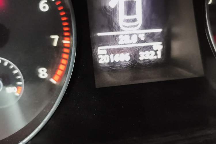 Used Volkswagen Magotan 2012 Revised Version 2.0 TSI Supreme Edition Odometer Close Up