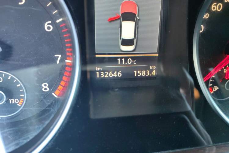 Used Volkswagen Magotan 2012 3.0 FSI Flagship Edition Odometer Close Up