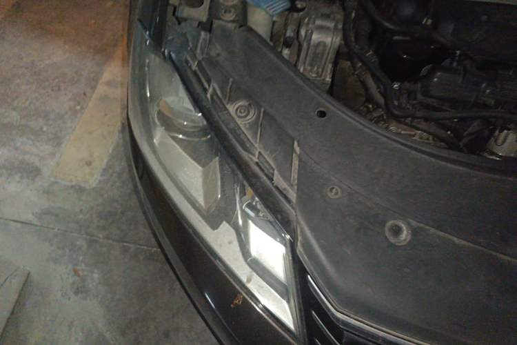Used Volkswagen Magotan 2012 Travel Edition 2.0 TSI Luxury Version Right Front Headlight