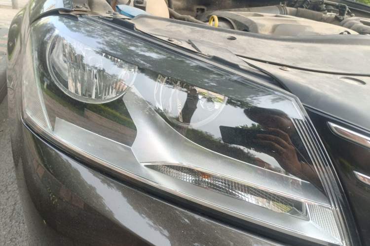 Used Volkswagen Magotan 2012 Travel Edition 2.0 TSI Comfort Version Right Front Headlight