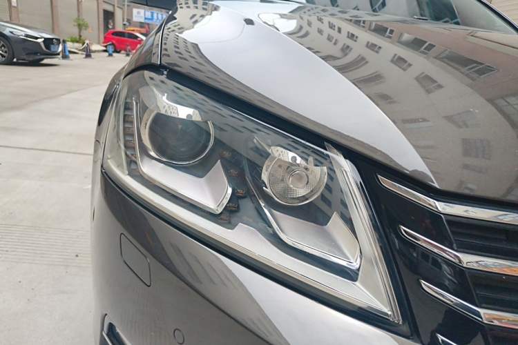 Used Volkswagen Magotan 2012 Travel Edition 2.0 TSI Luxury Version Right Front Headlight