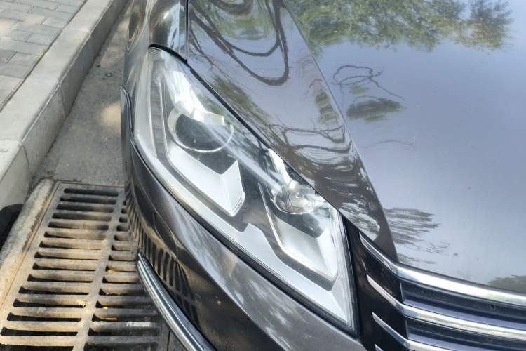 Used Volkswagen Magotan 2012 Travel Edition 2.0 TSI Comfort Version Right Front Headlight