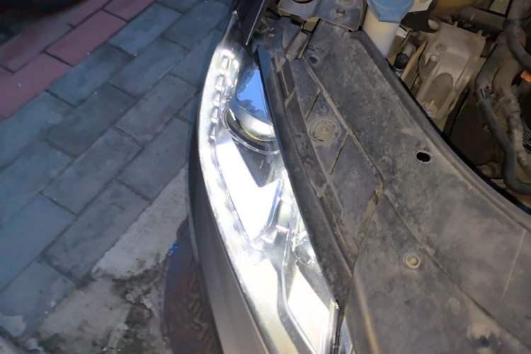 Used Volkswagen Magotan 2012 Revised 1.8TSI Luxury Version Right Front Headlight