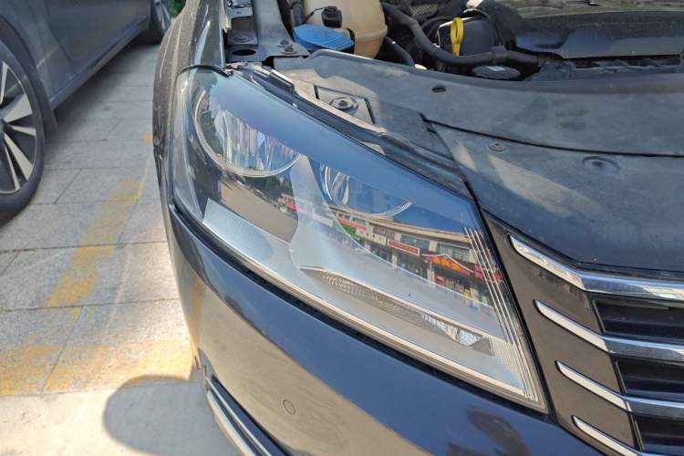 Used Volkswagen Magotan 2012 Travel Edition 2.0 TSI Comfort Version Right Front Headlight