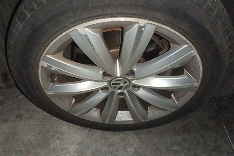 Used Volkswagen Magotan 2012 Travel Edition 2.0 TSI Luxury Version Right Front Wheel Hub