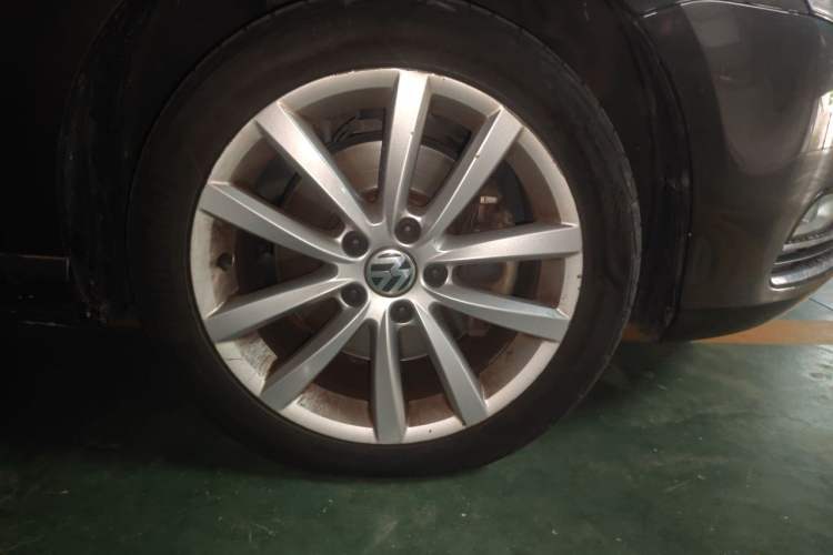 Used Volkswagen Magotan 2012 Travel Edition 2.0 TSI Comfort Version Right Front Wheel Hub