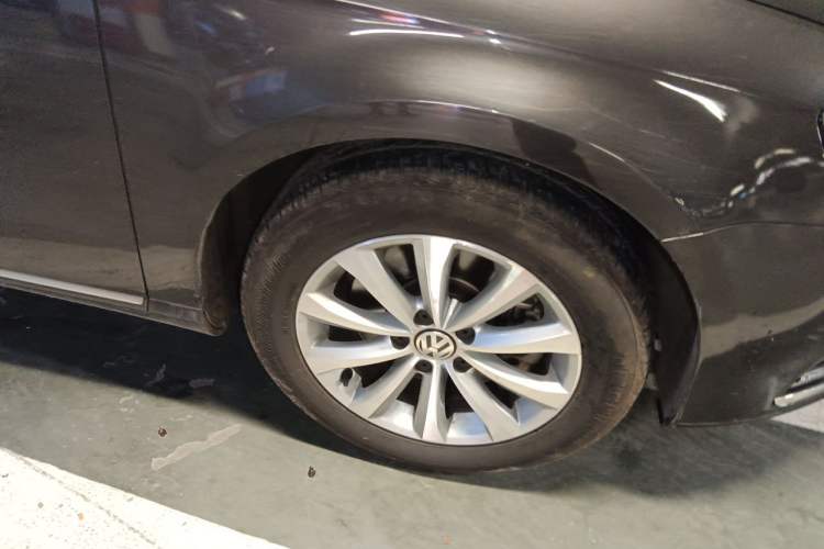Used Volkswagen Magotan 2012 Revised 1.8TSI Luxury Version Right Front Wheel Hub