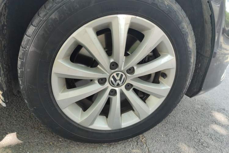 Used Volkswagen Magotan 2012 1.8TSI Luxury Model Right Front Wheel Hub