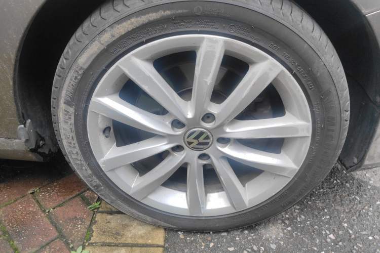 Used Volkswagen Magotan 2012 Facelift 1.8TSI Prestige Model Right Front Wheel Hub