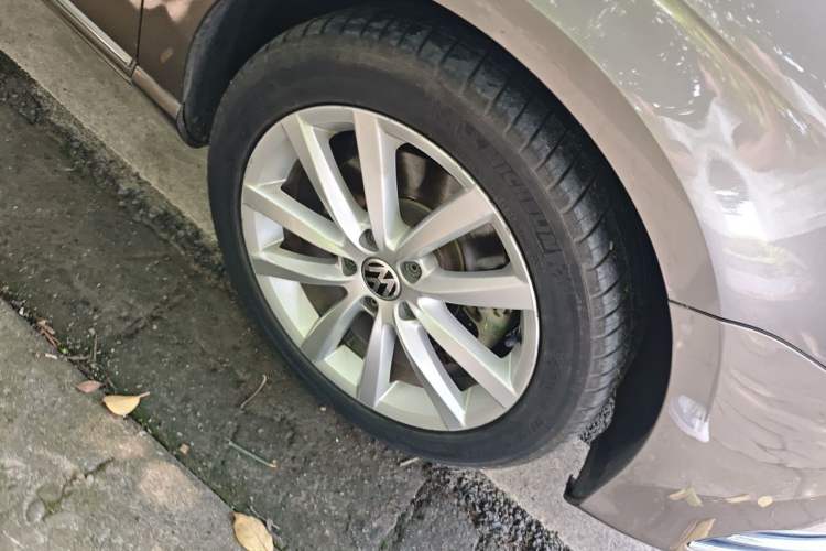 Used Volkswagen Magotan 2012 1.8TSI Prestige Model Right Front Wheel Hub