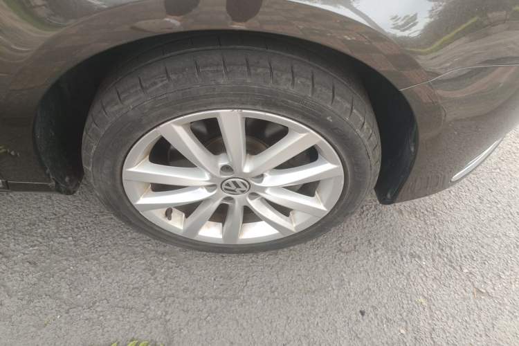 Used Volkswagen Magotan 2012 Travel Edition 2.0 TSI Comfort Version Right Front Wheel Hub