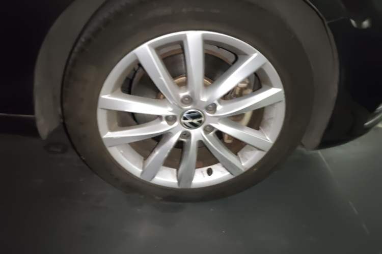 Used Volkswagen Magotan 2012 Revised Version 2.0 TSI Supreme Edition Right Front Wheel Hub