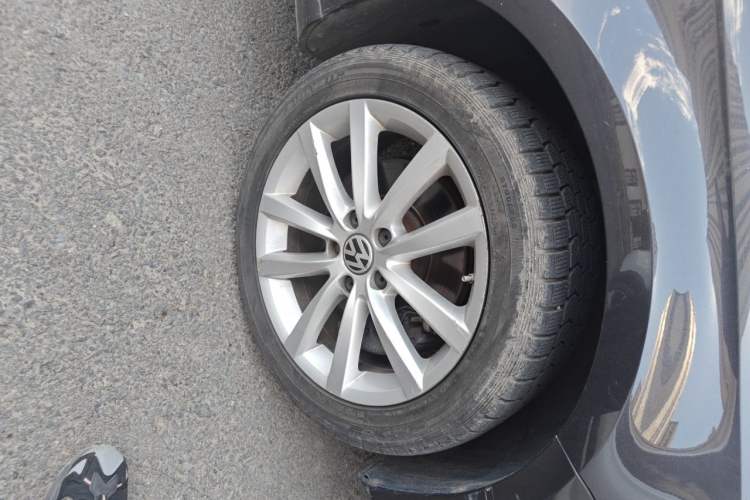 Used Volkswagen Magotan 2012 Facelift 1.8TSI Prestige Model Right Front Wheel Hub